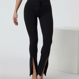 Vuori Daily Split Flare